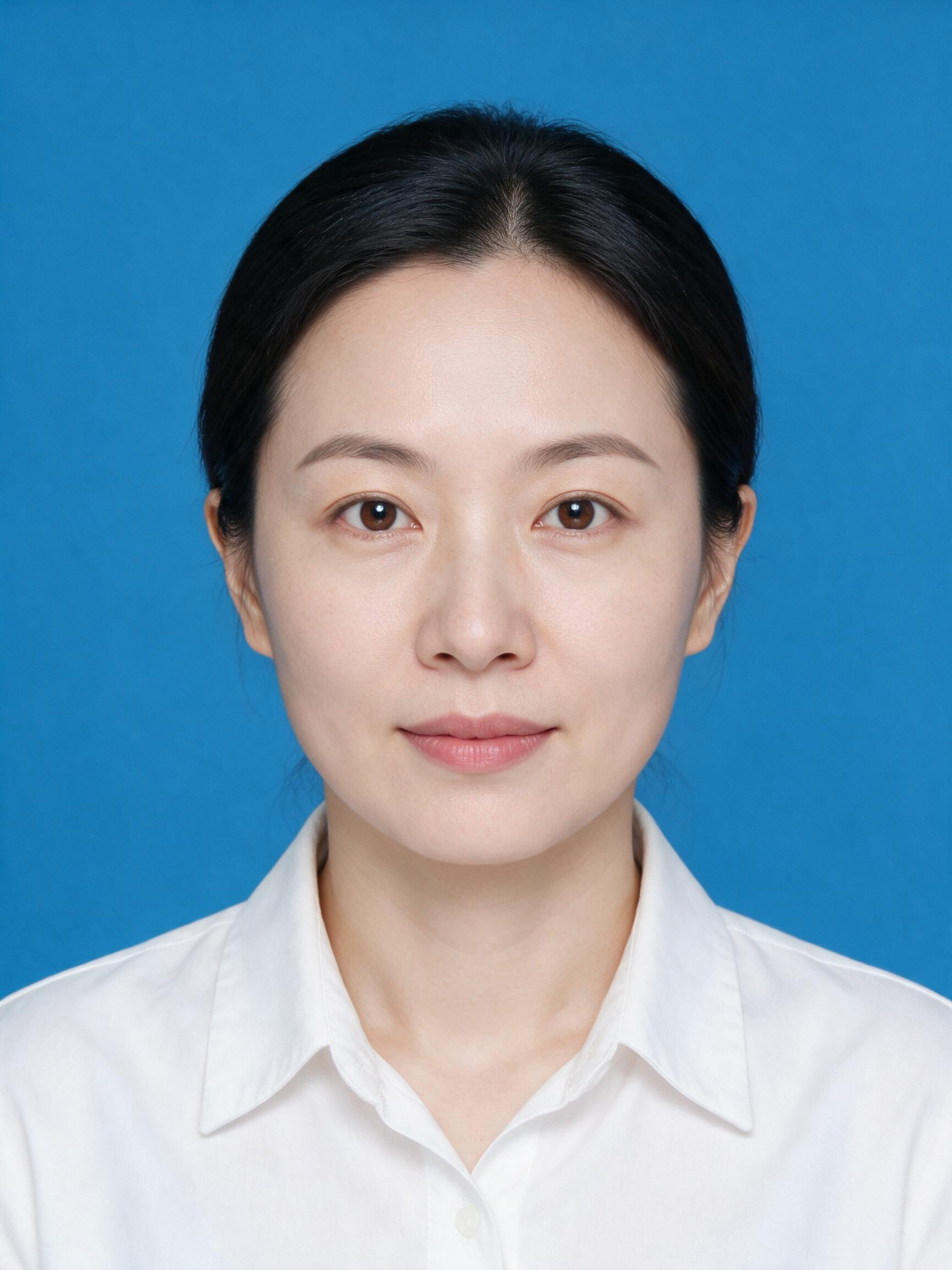 蓝底中年女证件照-案例展示
