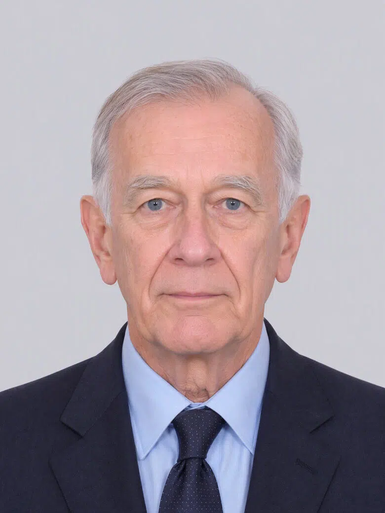 gray-background-senior-man-business-id-photo-showcase