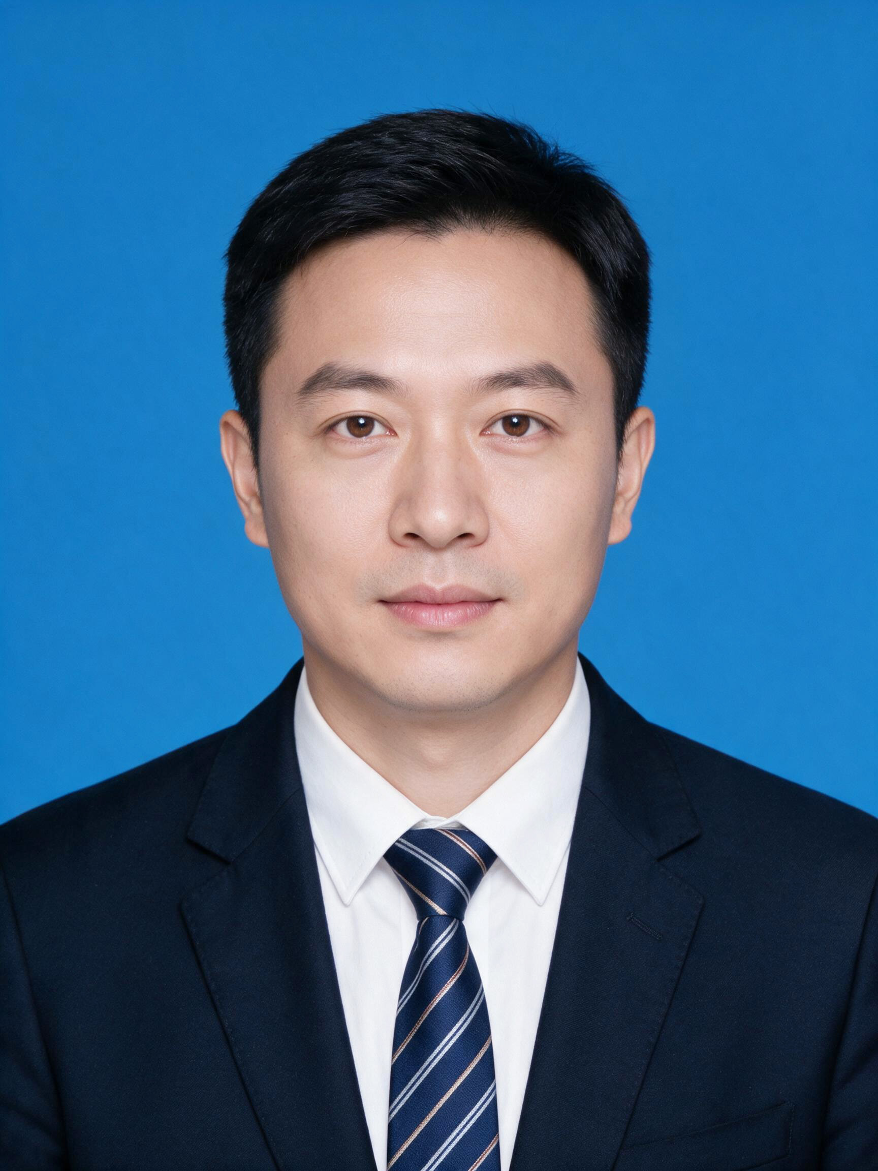 蓝底男职业证件照